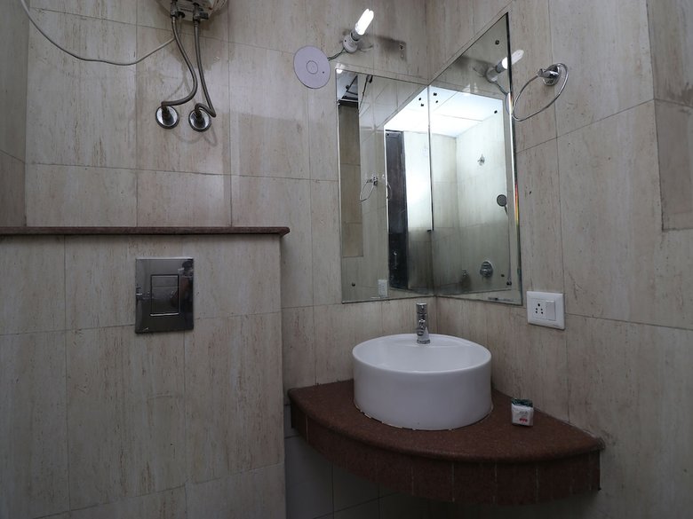 Oyo 49758 Hotel Royal Harbour