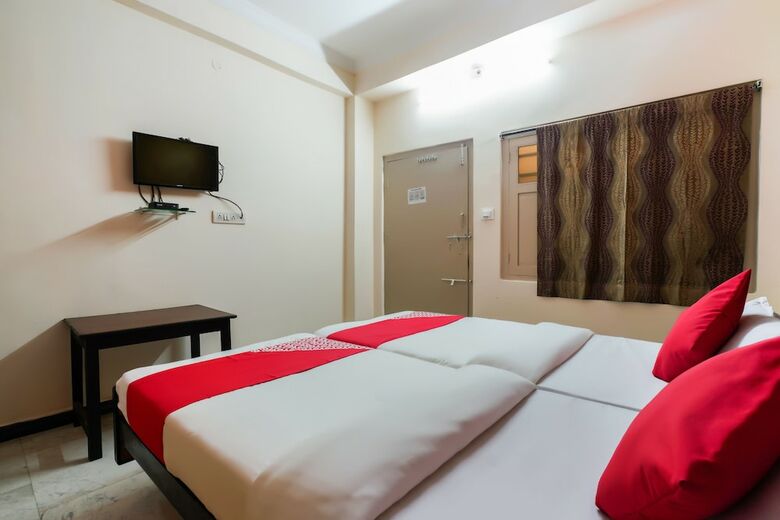 Hotel Oyo 44275 Three Castles Executive