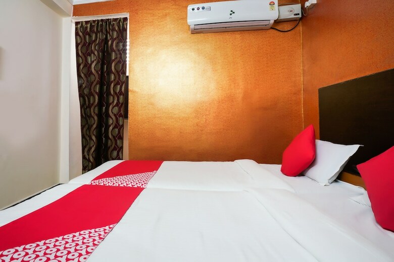 Hotel Oyo 44275 Three Castles Executive