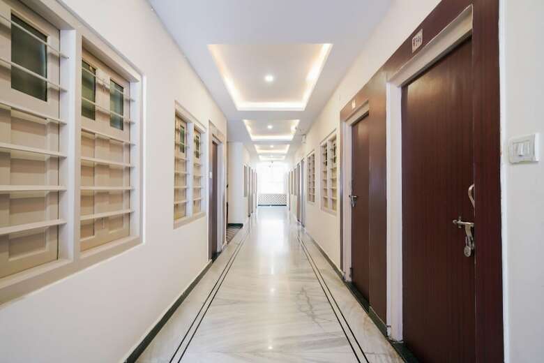 Hotel Oyo 44275 Three Castles Executive
