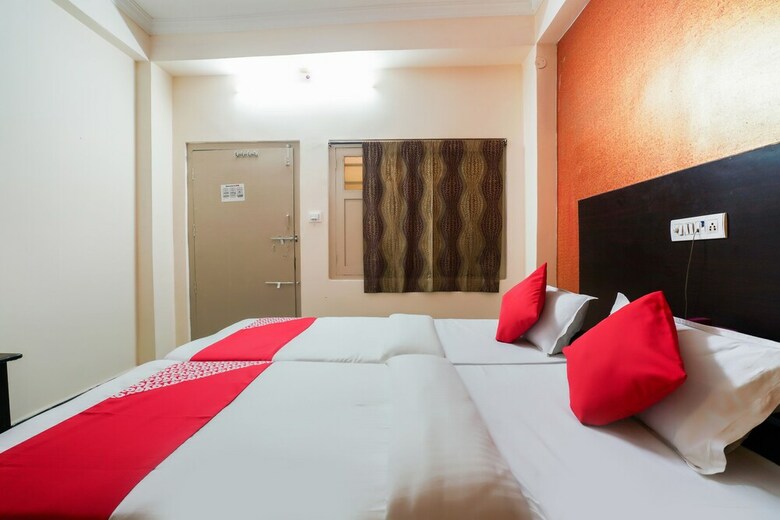 Hotel Oyo 44275 Three Castles Executive