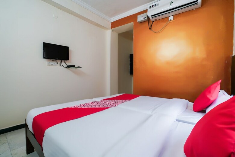 Hotel Oyo 44275 Three Castles Executive