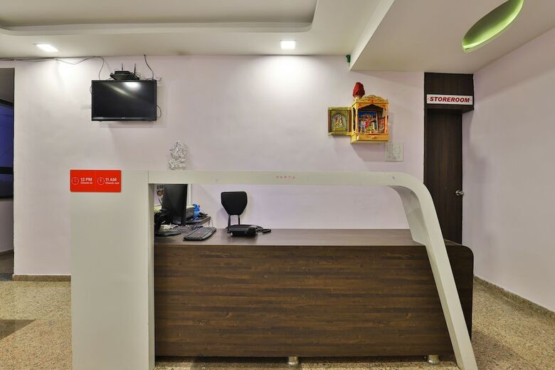 Oyo 28444 Hotel Ab Apple