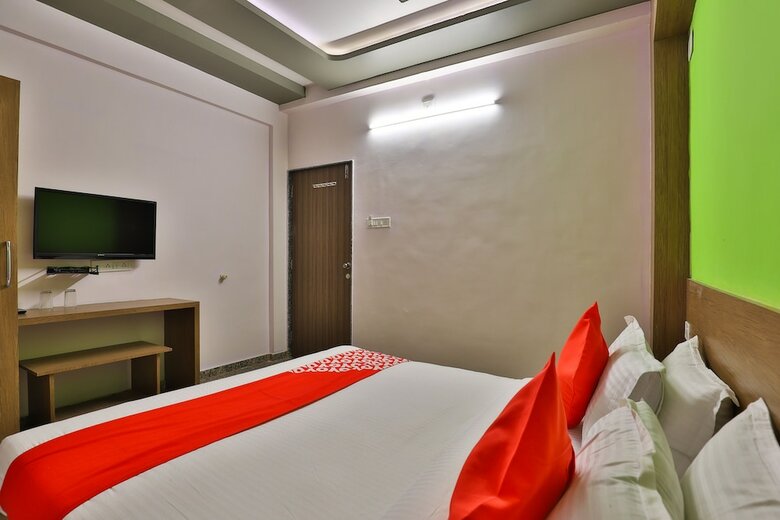 Oyo 28444 Hotel Ab Apple