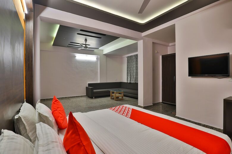Oyo 28444 Hotel Ab Apple