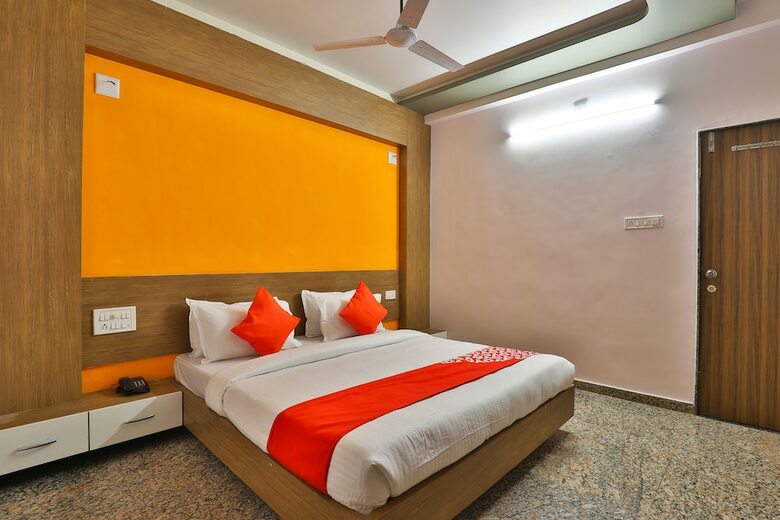 Oyo 28444 Hotel Ab Apple