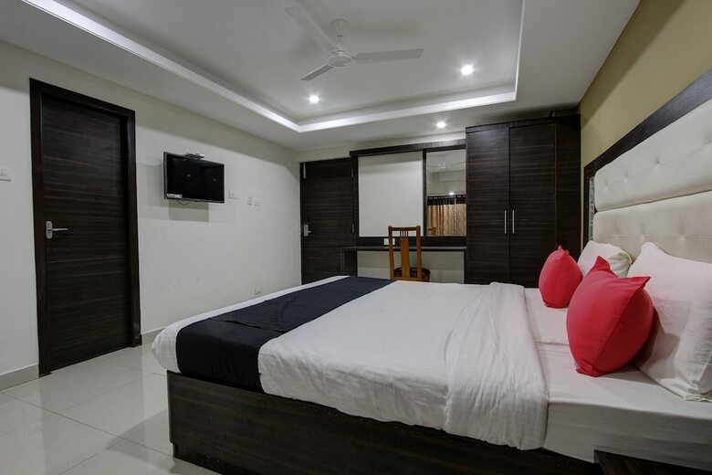 Capital O 46699 Hotel Insta