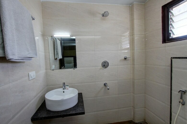 Capital O 46699 Hotel Insta
