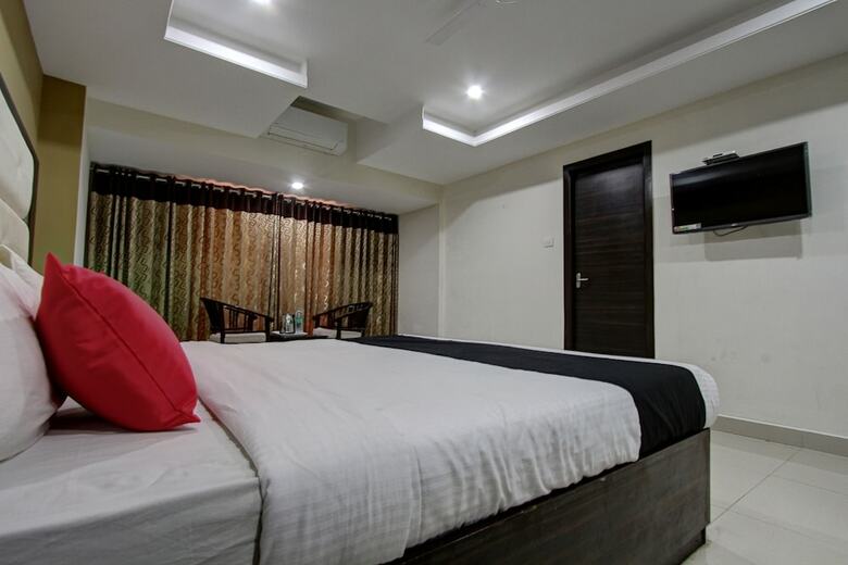 Capital O 46699 Hotel Insta