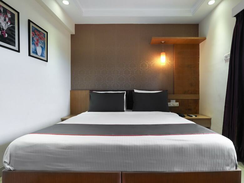 Collection O 49753 Hotel Supreme