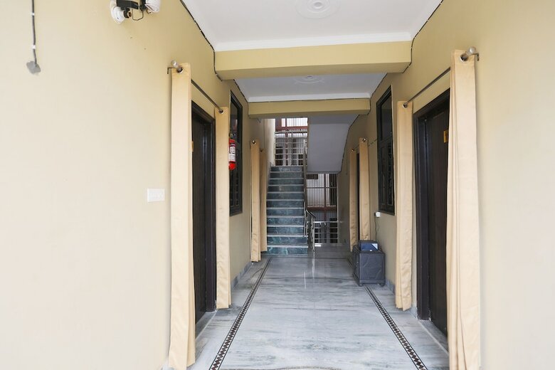 Hotel Oyo 42405 Noida Relax