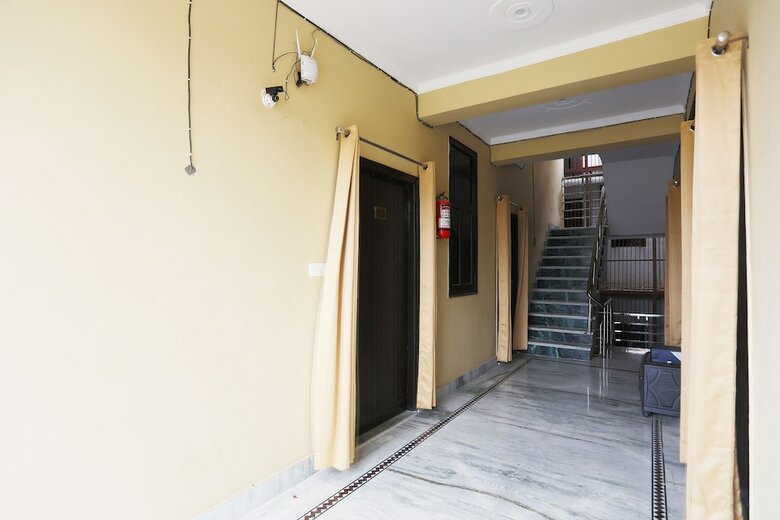 Hotel Oyo 42405 Noida Relax