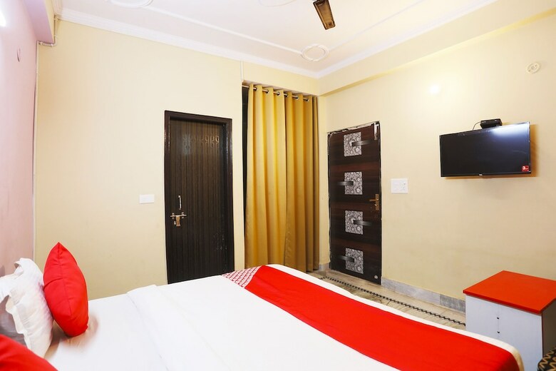 Hotel Oyo 42405 Noida Relax