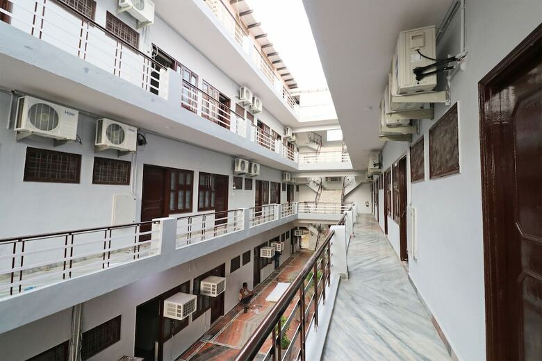 Oyo 39797 Hotel Om
