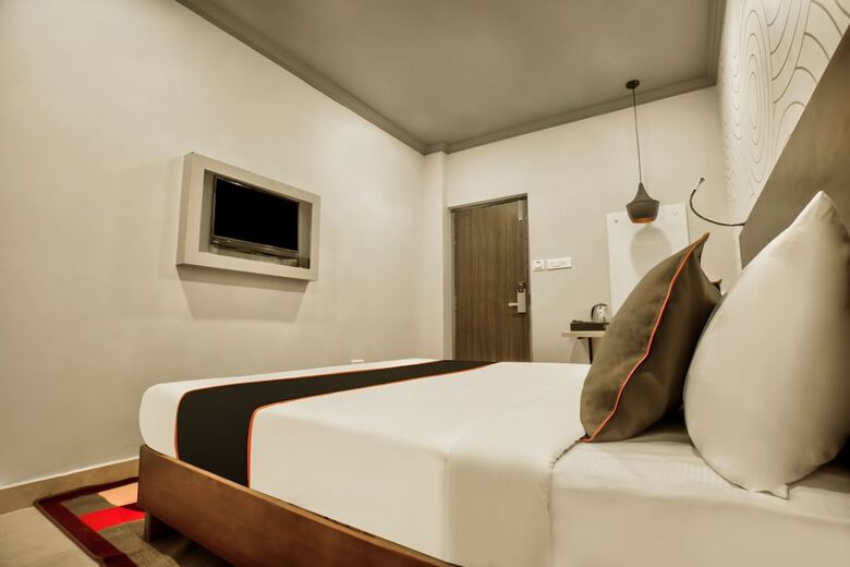 Collection O 30111 Hotel Everest