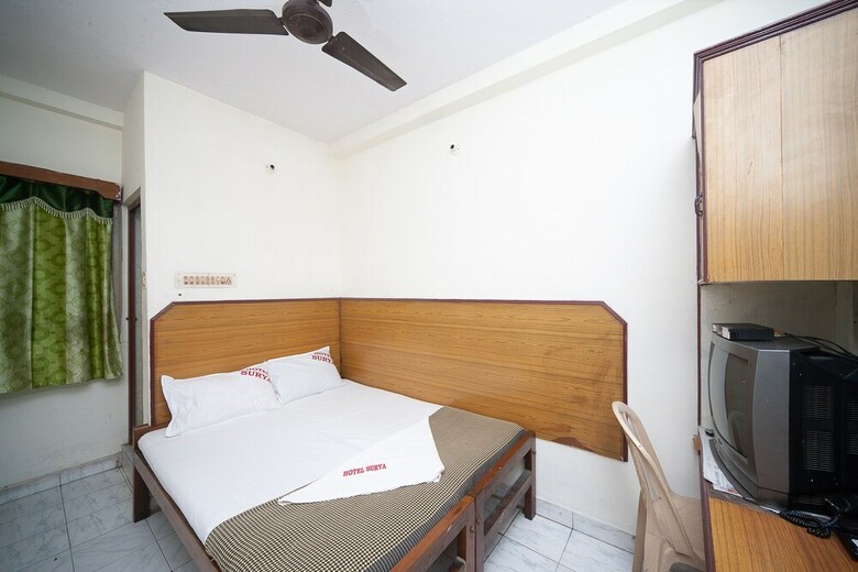 Spot On 38565 Hotel Surya