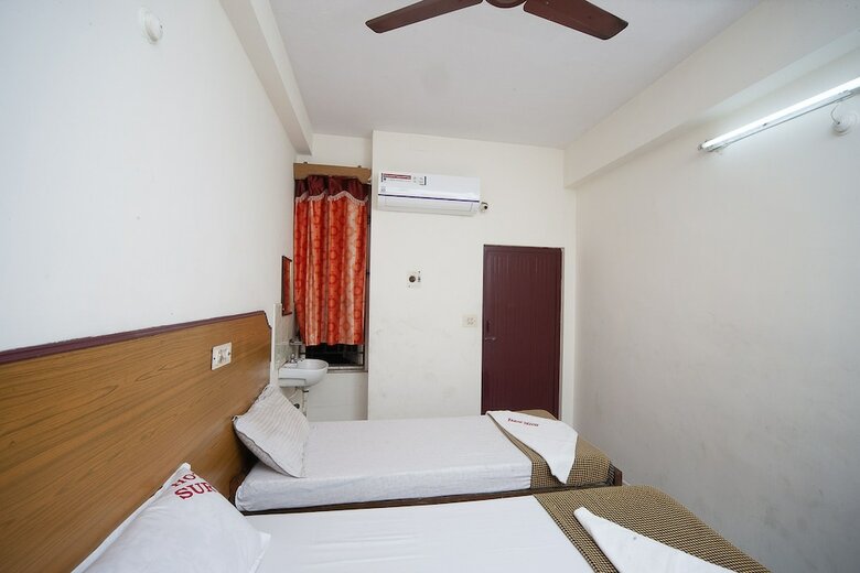 Spot On 38565 Hotel Surya