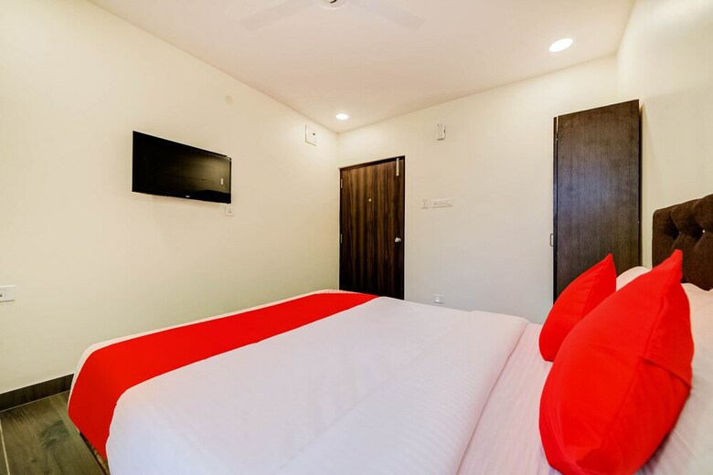 Oyo 27844 Seven A Luxury Hotel