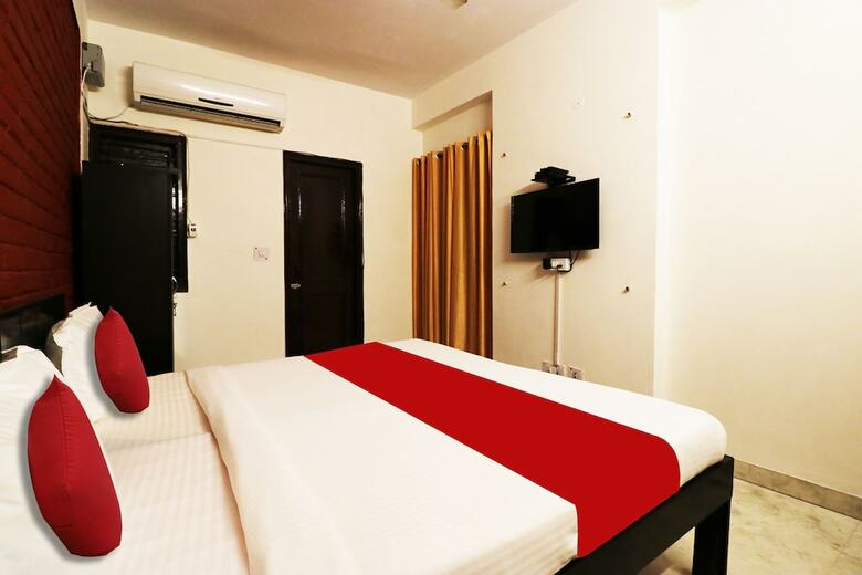 Hotel Oyo 44229 A R Palace