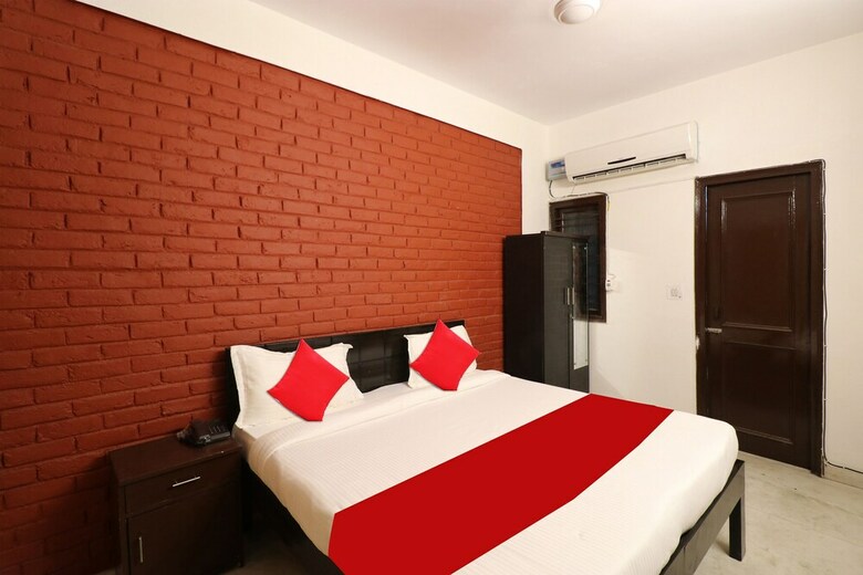 Hotel Oyo 44229 A R Palace