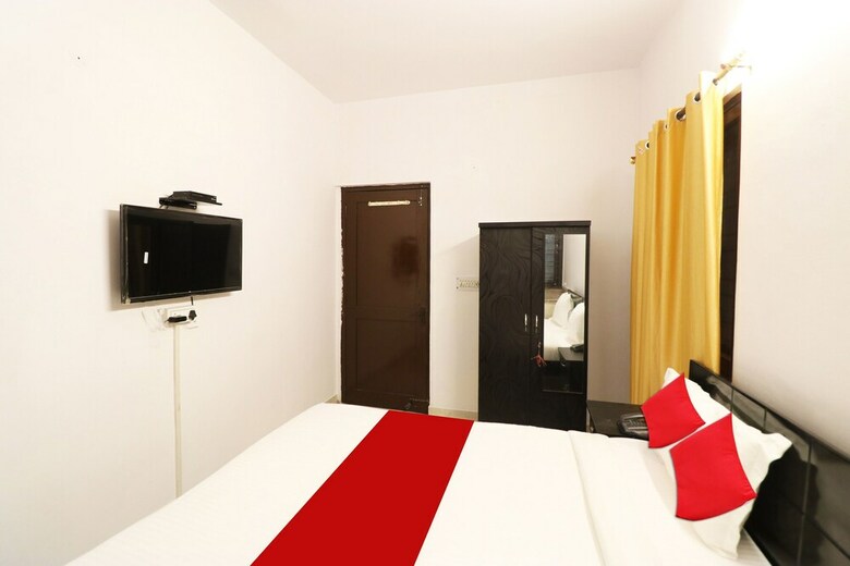 Hotel Oyo 44229 A R Palace