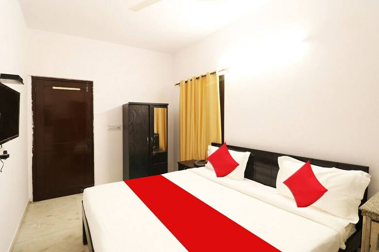 Hotel Oyo 44229 A R Palace