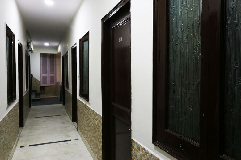 Hotel Oyo 44229 A R Palace