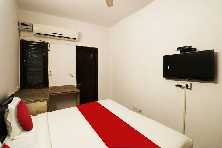 Hotel Oyo 44229 A R Palace