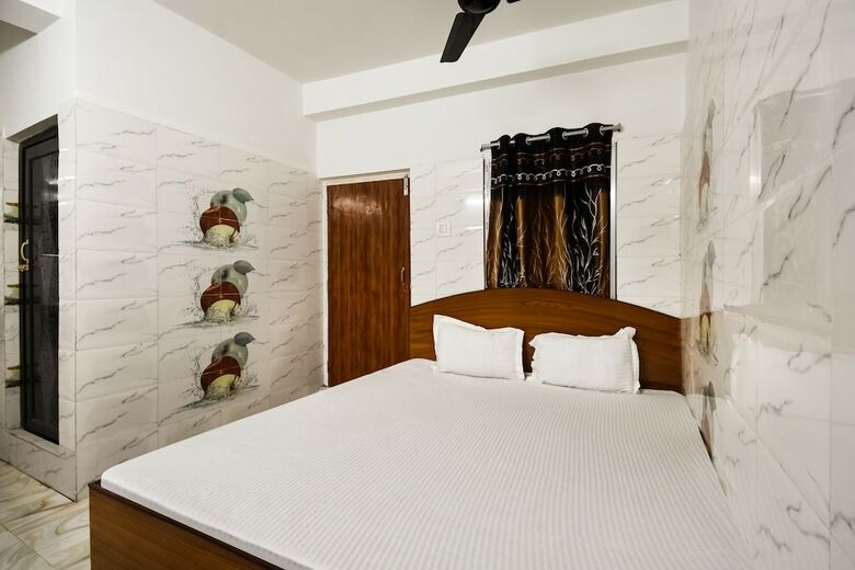 Spot On 49451 New Bishnupriya Hotel