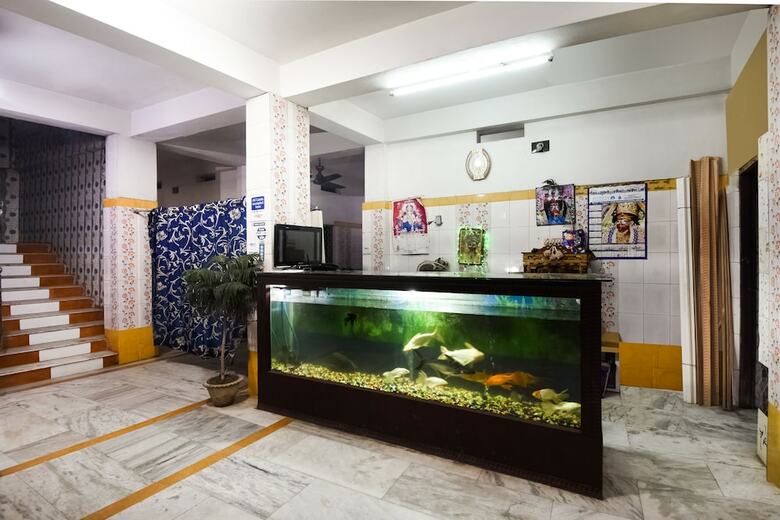Spot On 49451 New Bishnupriya Hotel