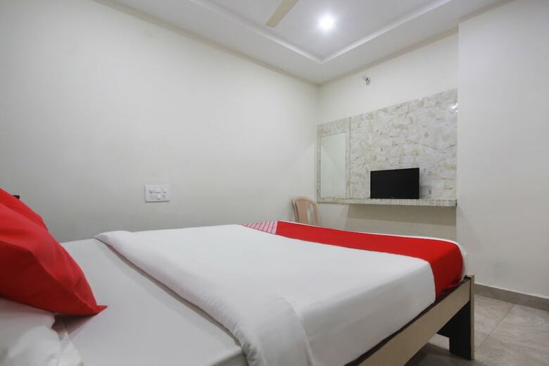 Oyo 47565 Hotel Cm Residency