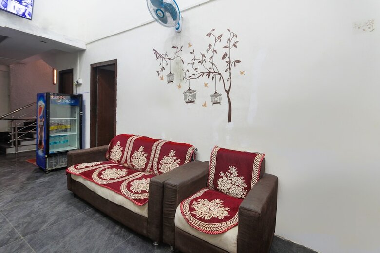 Oyo 47565 Hotel Cm Residency