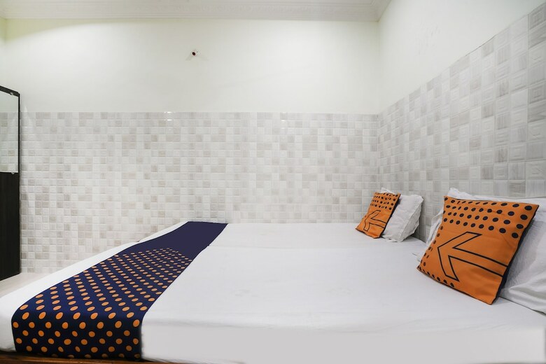 Spot On 38697 Hotel Sridhar