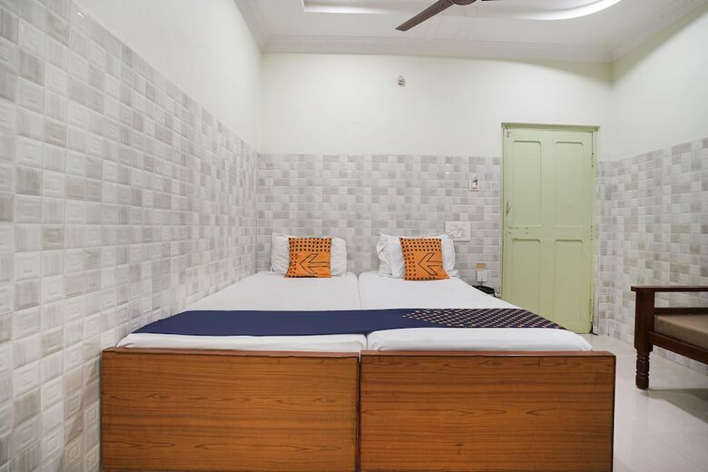 Spot On 38697 Hotel Sridhar