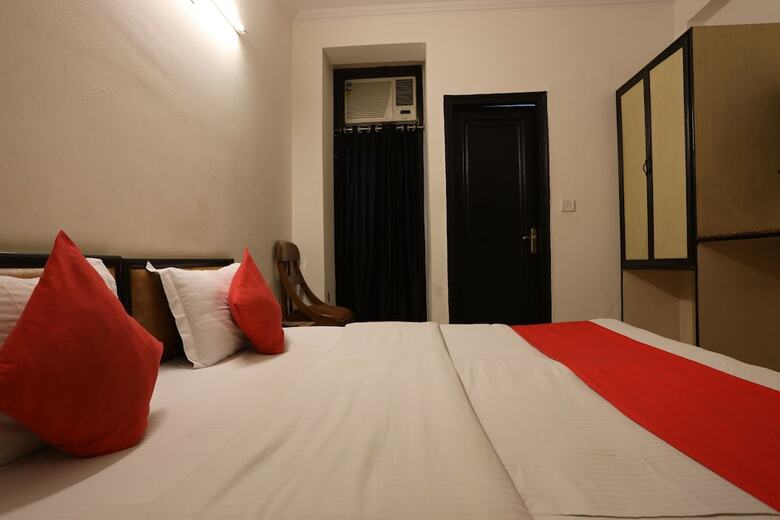 Oyo 60476 Hotel Silver Rooms