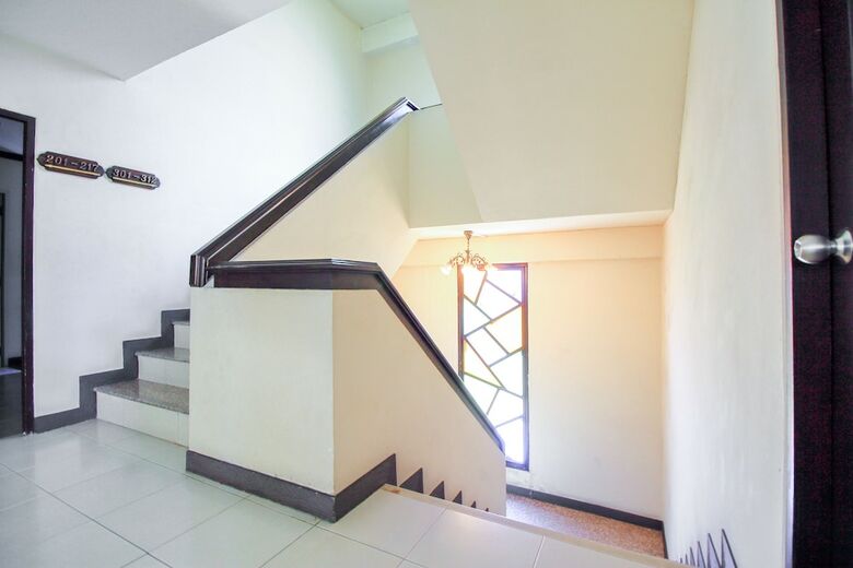 Oyo 383 White Inn Hotel