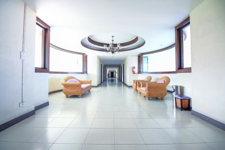 Oyo 383 White Inn Hotel