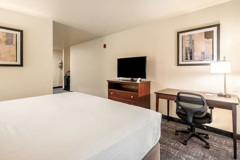 Cobblestone Hotel & Suites - Urbana