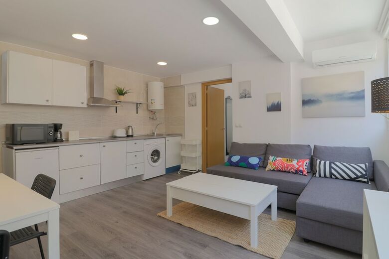Bright M�laga Beach And Downtown Apartment