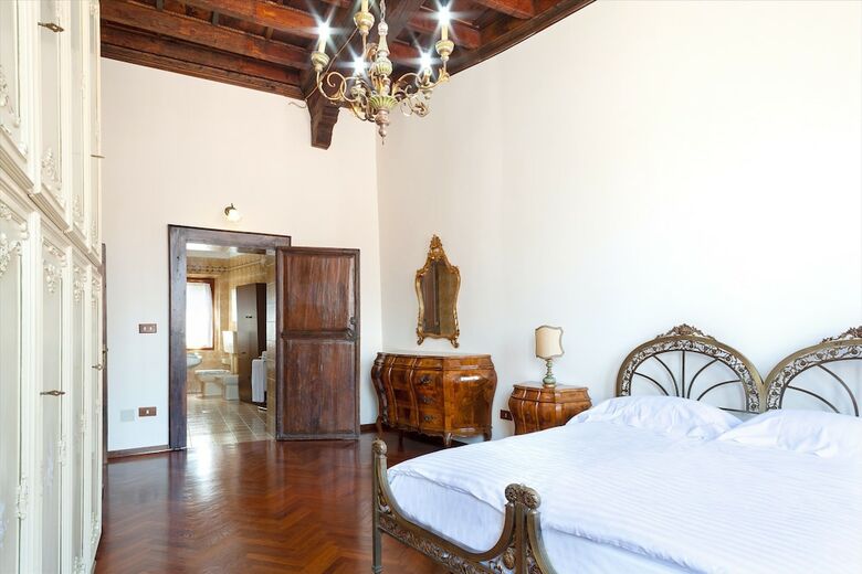 Exclusive Palazzo Schifanoia Apartment