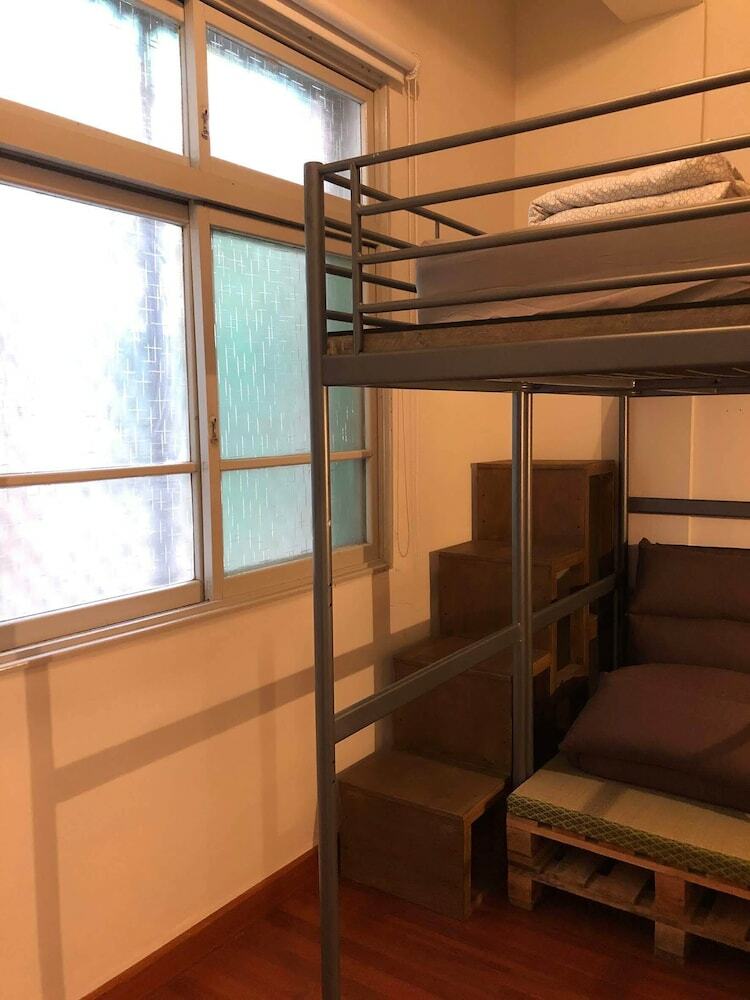 Hotel Shadow House