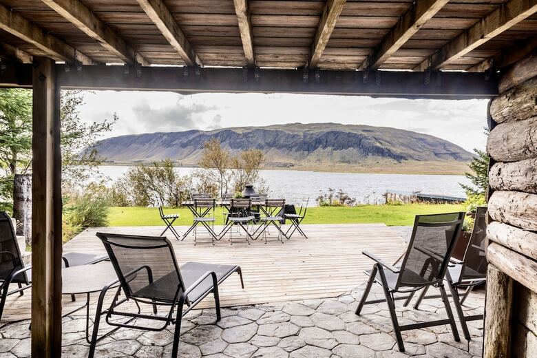 �slundur Lakefront Villa