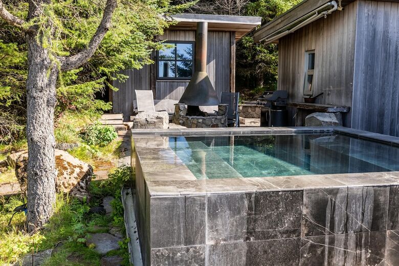 �lftav�k Lakefront Villa