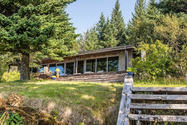�lftav�k Lakefront Villa