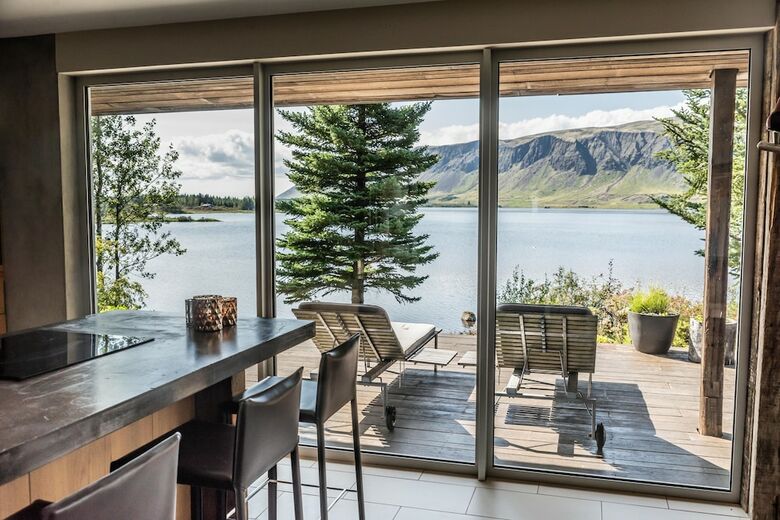 �lftav�k Lakefront Villa