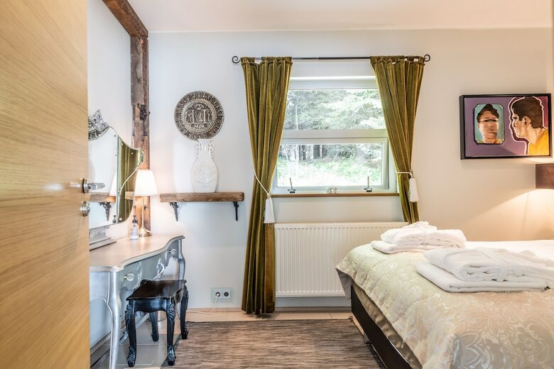 �lftav�k Lakefront Villa