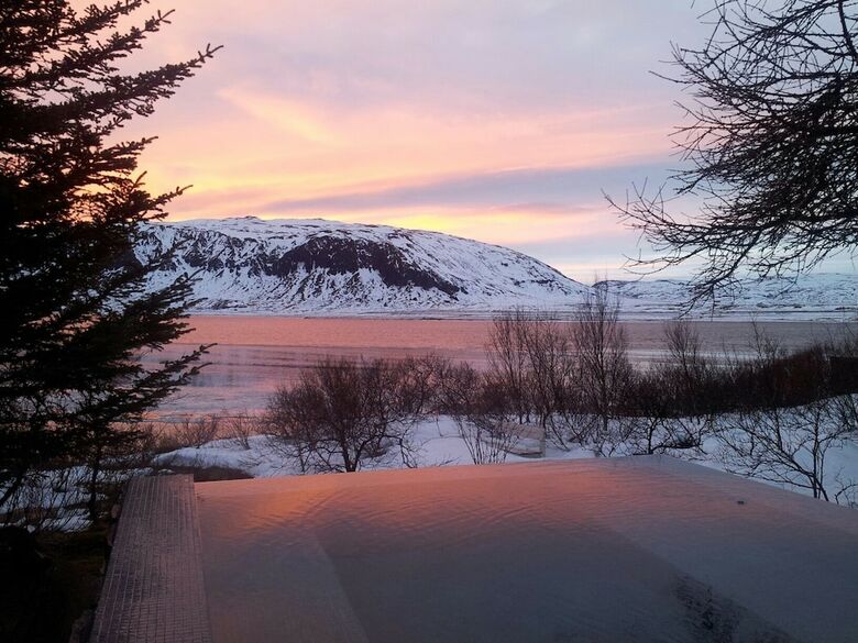 �lftav�k Lakefront Villa