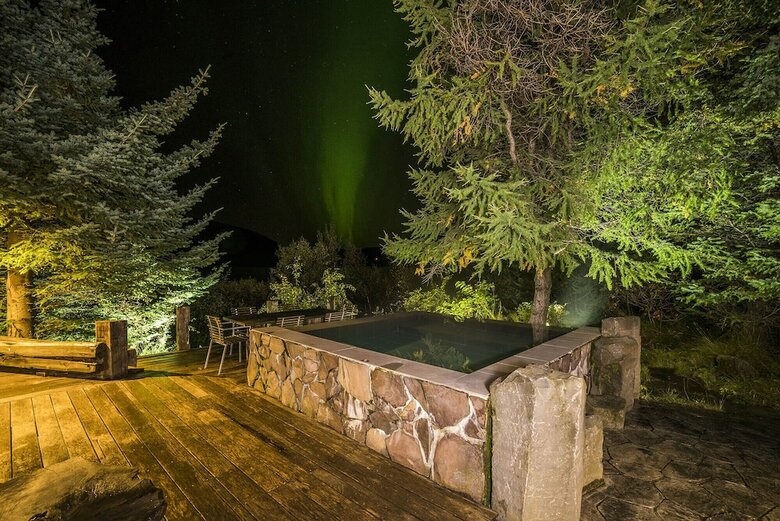 �lftav�k Lakefront Villa