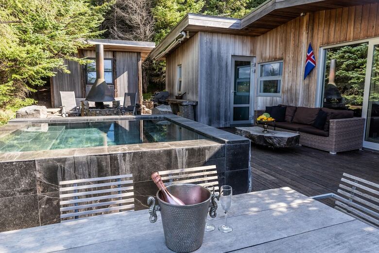 �lftav�k Lakefront Villa