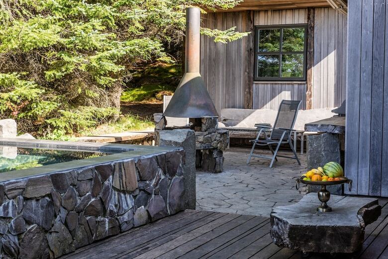 �lftav�k Lakefront Villa